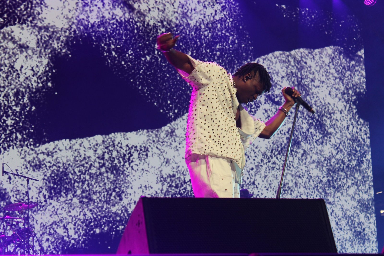 Lucky Daye performing at Essence Fest 2025